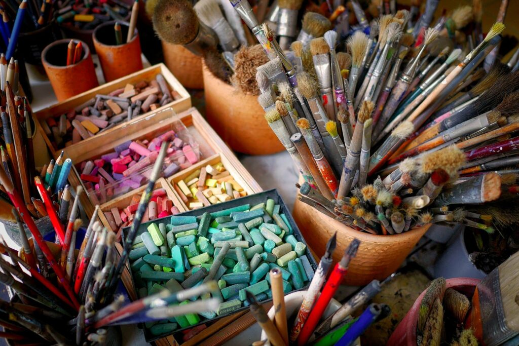 Kreativität, eine vielzahl an Stiften, Pinsel und Farben
